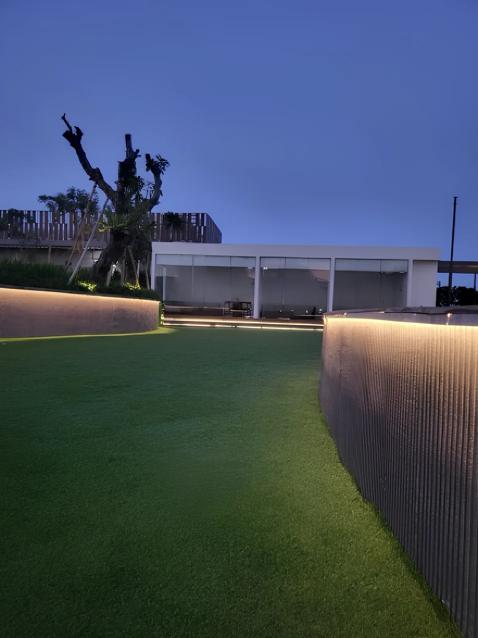 Outdoor View - Hyde Park PIK